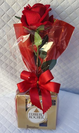ferreiro Rocher com rosa artificial